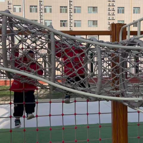 小一班现在玩滑滑梯