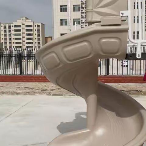 小一班初次玩滑滑梯