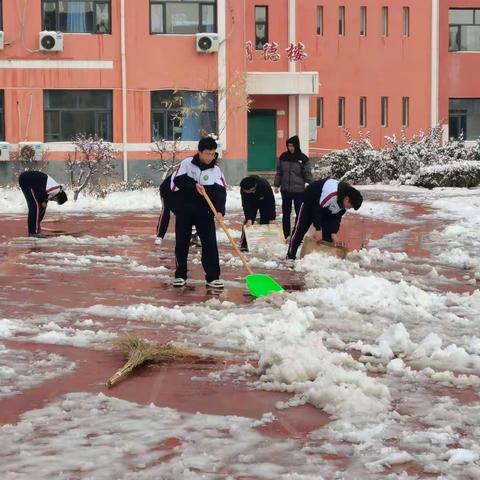 "双争进行时"｜  扫雪除冰暖人心——2302班扫雪记