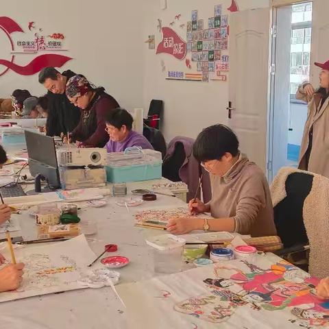 乳山市女书画家协会走进乳山市老年活动中心开展“我们的中国梦-文化进万家”志愿服务活动