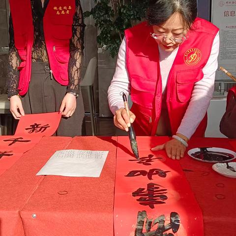 乳山市女书画家协会走进锦城韶华业主服务中心开展“我们的中国梦-文化进万家”志愿服务活动