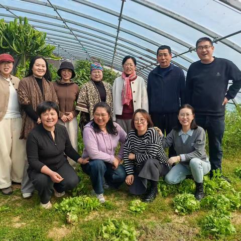 乳山市书画学会、乳山市女书画家协会走进乳山市宫家村封山热带植物园开展写生活动