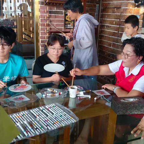 乳山市女书画家协会走进乳山市台依湖酒庄开展“我们的中国梦-文艺进万家”志愿服务活动