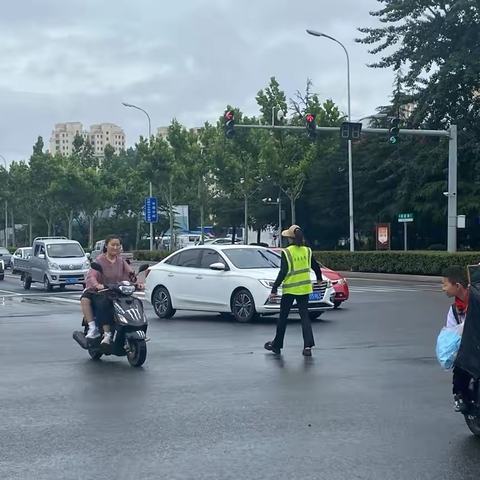 【3.2】雨幕中的守护：一场温暖的护学行动