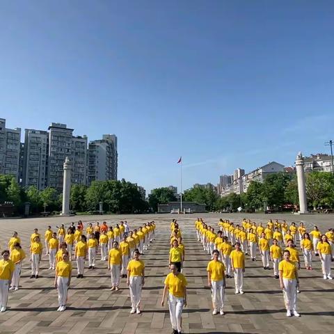 温暖的阳光，洒满大地，夏天的序幕已经拉开，这是一个充满活力和希望的季节，也是一个让人们尽情享受生活的时刻，在这个充满生机和活力的季节。 老年大学舞蹈一，三班，时装一班康乐日活动在莲峰公园隆重举行