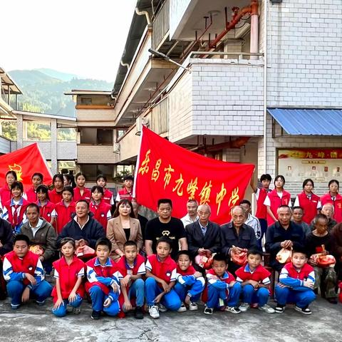 “真情慰问暖重阳，尊老敬老献爱心"-乐昌市九峰镇中学组织学生到九峰镇敬老院看望老人