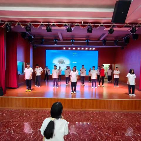 文艺部带领学生会全体成员为校运会文艺表演做准备