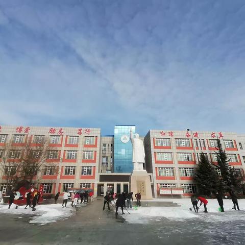 家校携手铲积雪 齐心协力显温情——三甲中学家校联合除雪共建平安校园