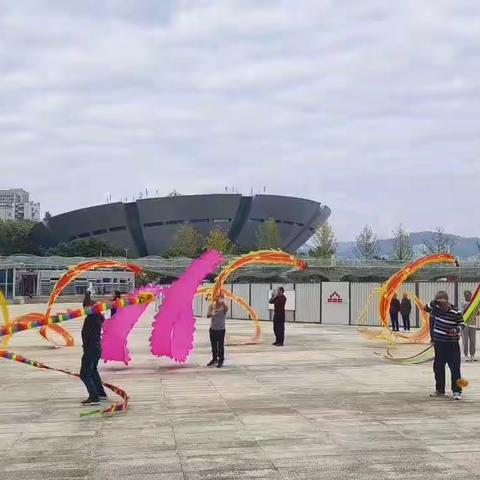 周末愉快，今天海哥带着龙队……到移民广场坝坝……舞起来！