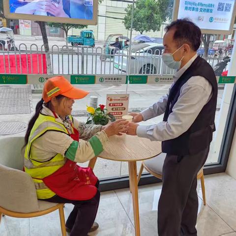 湖北农行咸宁咸安高新支行：一杯清凉水，点滴沁人心