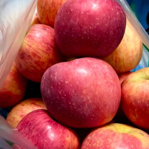 湖北农行咸宁高新支行：“一袋苹果”满载客户脉脉温情，“一声夸赞”鼓舞新人奋勇前行