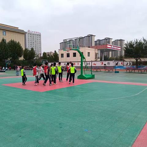 校园篮球赛：青春赛场的热血瞬间