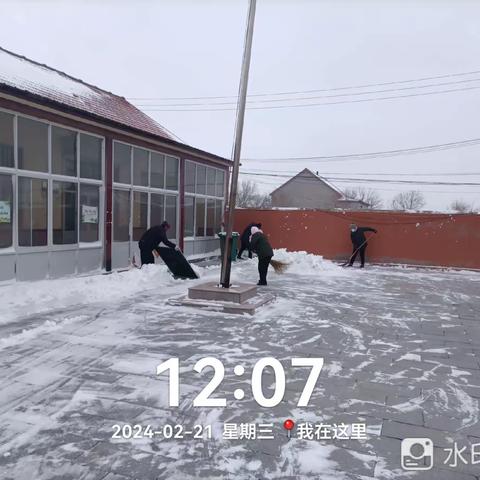 清理村内积雪