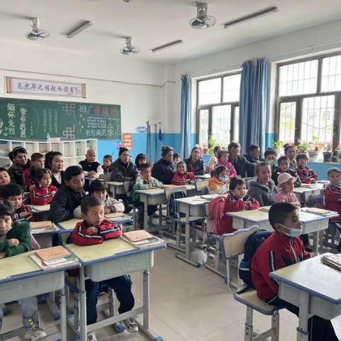 和静县教育质量检测追梦路上，你我同行一一一和静县第十二小学召开期中考试家长会