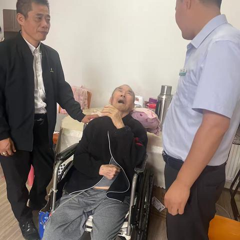 农行武汉姑嫂树支行：暖心服务，上门为老人激活社保卡