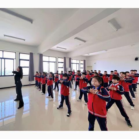 立源小学部中段形体听评课