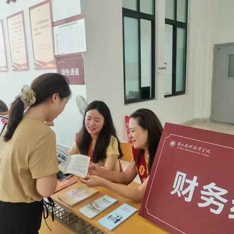 浙商银行成都分行深入校园积极开展反假宣传活动