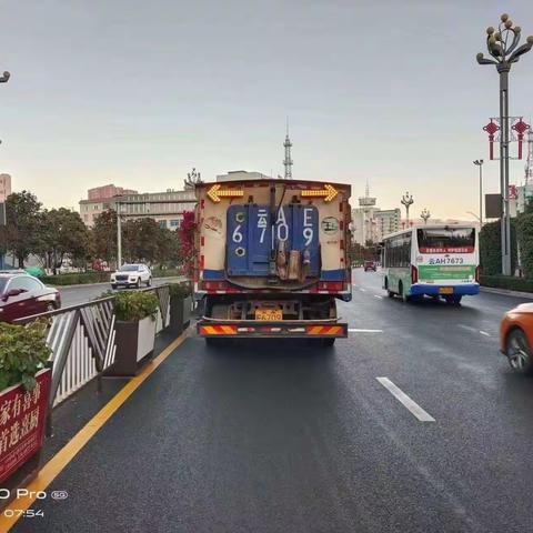 【宜良玉禾田】落叶渐落冬意浓 道路作业清扫忙