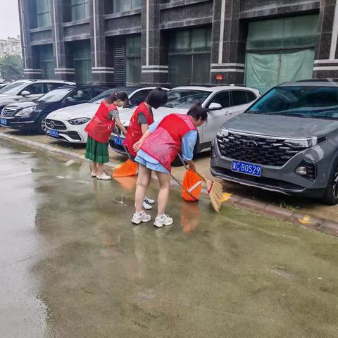 【雨后“大清扫” 清洁暖人心】