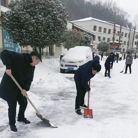 最美下雪天，“最暖”扫雪人