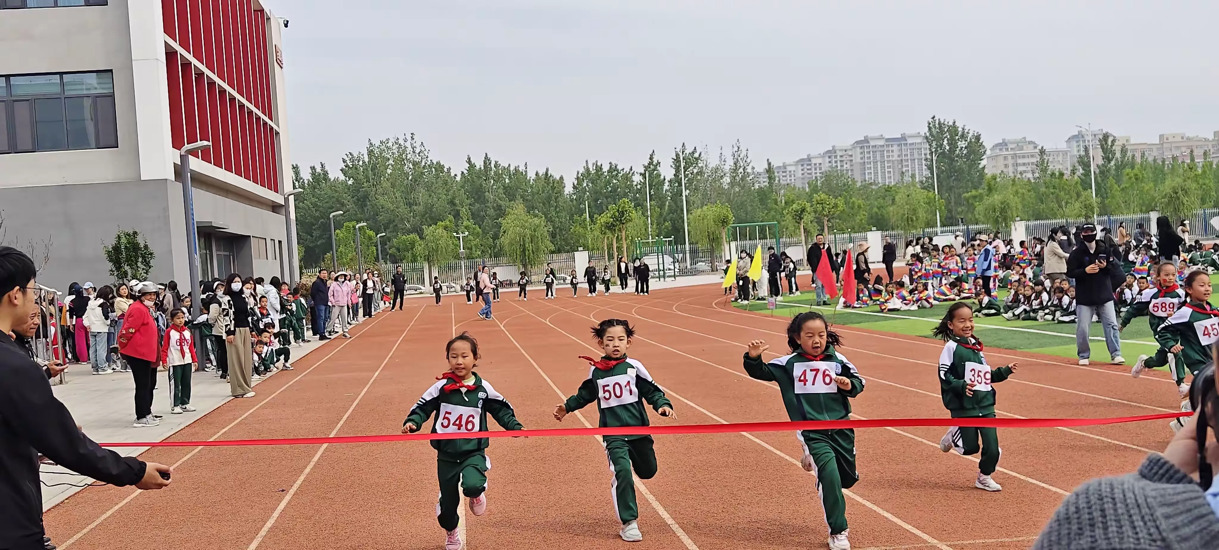 简篇-“飞跃梦想 敢拼敢闯 乘风破浪 奋勇激昂”