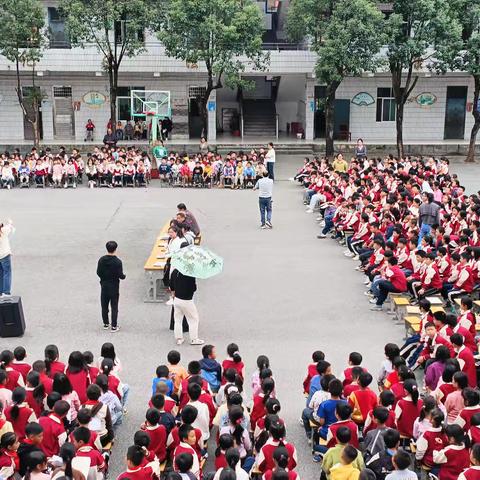 书香润心灵 朗诵展风采 ——记良坊小学“书香校园”朗诵比赛