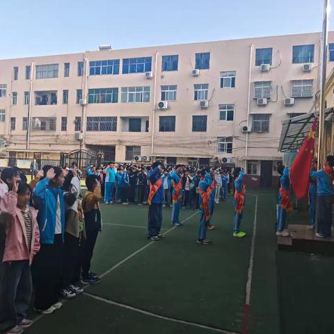 万祥街小学举行"学法知法守法"主题升旗仪式