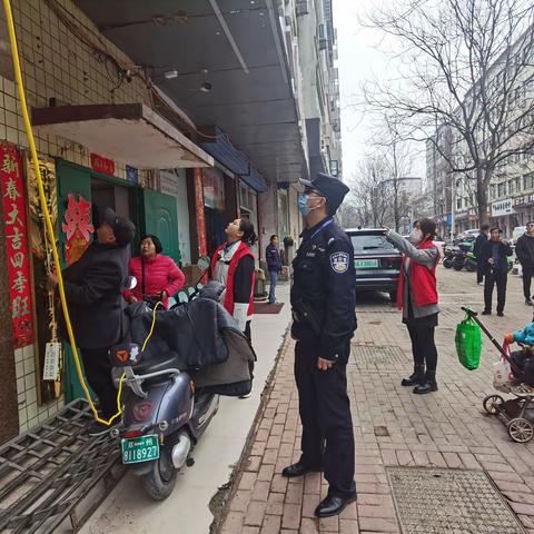飞线充电隐患多 文明充电我践行——青峰路社区开展网格“飞线充电”安全隐患排查
