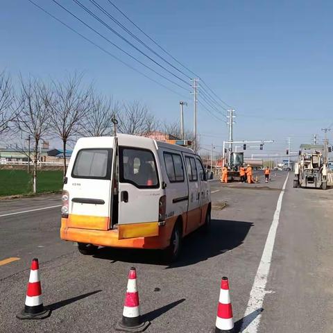 修补路面坑槽  保障道路安全