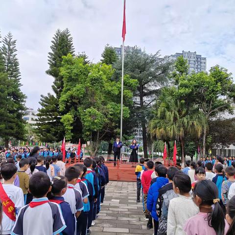 中华五千年的悠久历史，孕育了底蕴深厚的民族文化。 源远流长的经典诗文，是历史长河中璀璨夺目的瑰宝。 诗经楚辞汉赋，篇篇华彩! 唐诗宋词元曲，字字生香! 吟诵经典，让民族的精神在我们血脉中流淌