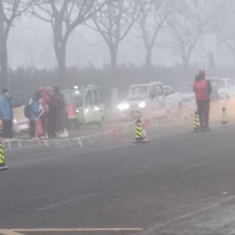 家校携手，为爱“站岗” ——召陵区实验中学小学部汾河路校区二（3）班护学岗执勤