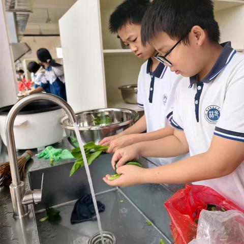 初二年级2403班厨艺厨房实践活动纪实