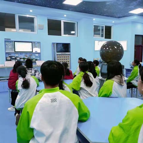 参观地理数字化教室 感受岩石的神奇魔力 --高二十九班