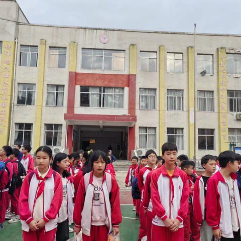 “重温历史文化·弘扬爱国精神”——万山区鱼塘侗族苗族乡民族中心完全小学6（2）班研学旅行活动。