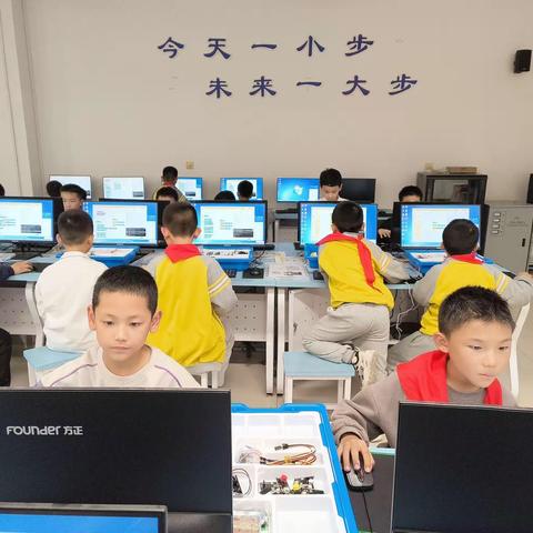 钱学森科技小学乐高社团(周三)互动媒体