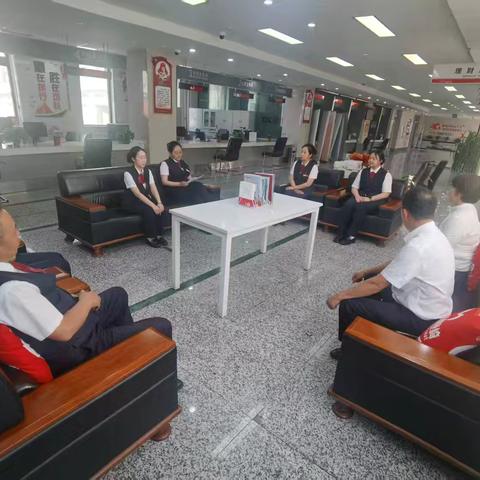 鞍钢支行合规经理张桂红下沉营业室参加遵规守纪学习