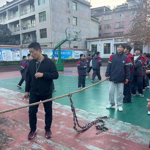 凝心聚力齐参与，拔河比赛展活力——记铅山县第三中学七年级拔河比赛