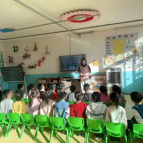 大风车幼儿园大二班开展《天气冷了怎么办》安全教育活动