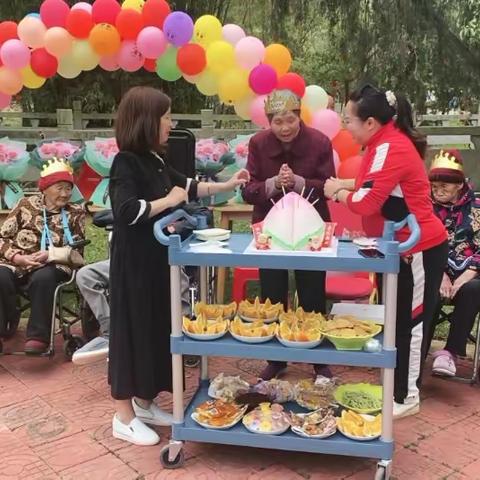 老年养护中心生日会