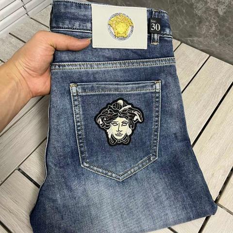 无人知晓国际A货高仿普拉达男装，一比一服饰购买技巧