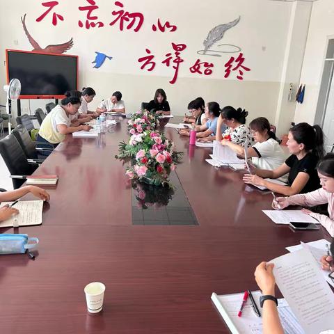 凝心聚力研教学，共筑提质新征程——市八小教育集团英下中心学校召开开学初学科成绩提升专题座谈会