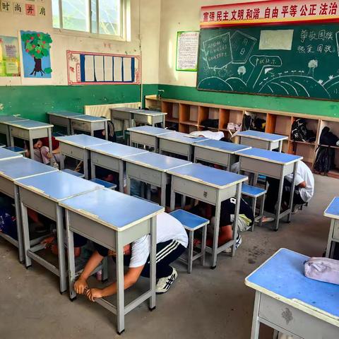 安全记心间—王寺大三拨小学开展防震防灾演练
