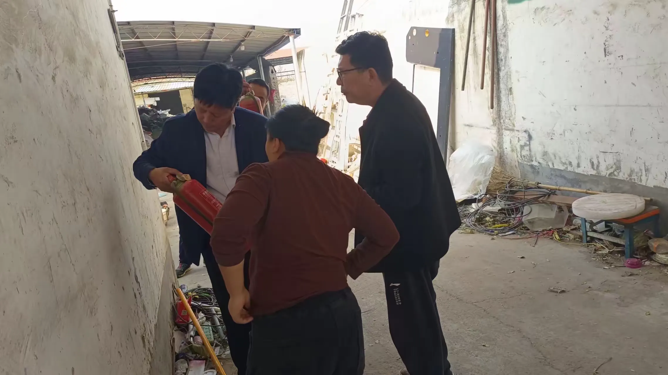 简篇-夏都街道宋庄社区开展冬季安全检查,深入推进主题教育建设