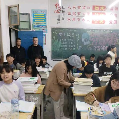 砖塘镇中心校陈青校长突击检查包圣殿中学 全方位把脉学校发展