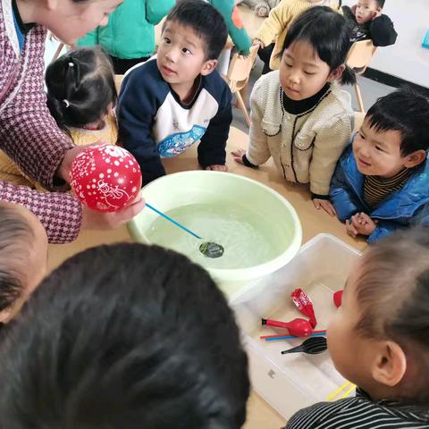 长巷幼儿园小班科学小实验——《会吹泡泡的气球》