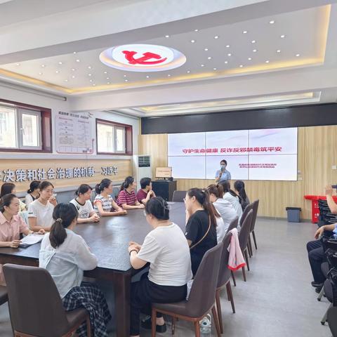 乌海银行银鹰支行联合多方力量开展“反诈禁毒筑平安”主题宣讲活动