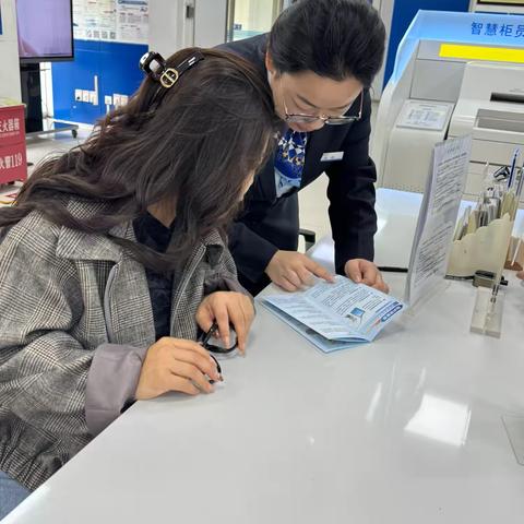 神木人民广场支行开展”拒做职业背债人 争做理性消费者”宣传活动