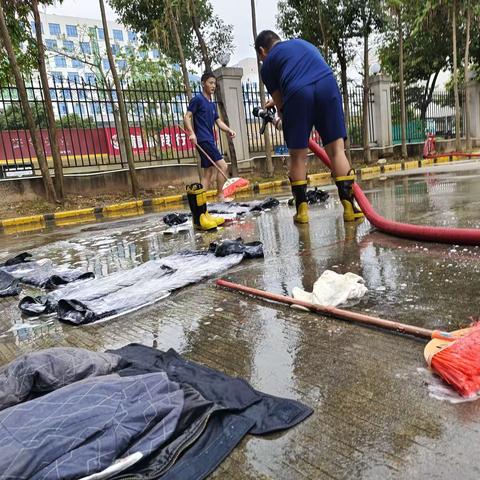 宝龙特勤消防救援站开展个人防护装备清洗工作