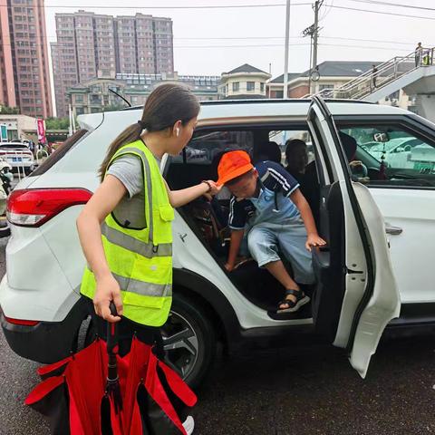 『雨天的守护』 人民路小学三年级十班