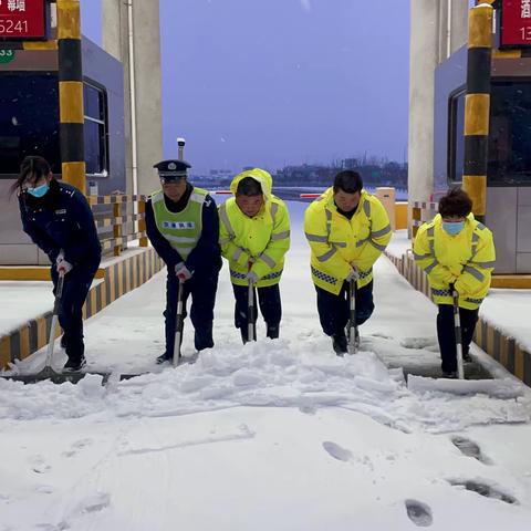 航空港区站全力以赴做好道路除雪保畅工作